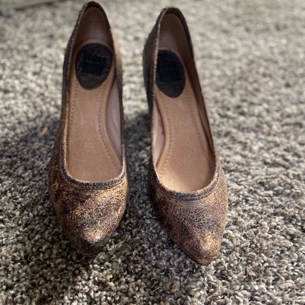 FRYE AND CO. Distressed Brown Heels